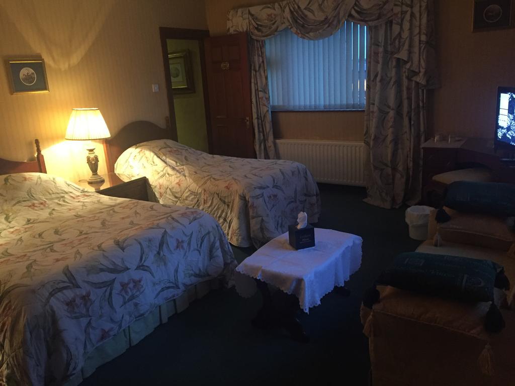 Caldhame House Hotel Crumlin  Exterior photo